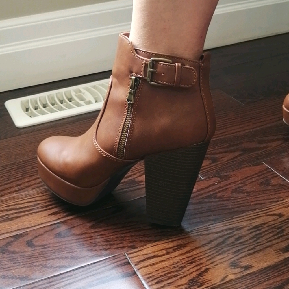 Shoes - Picture 4 of 4